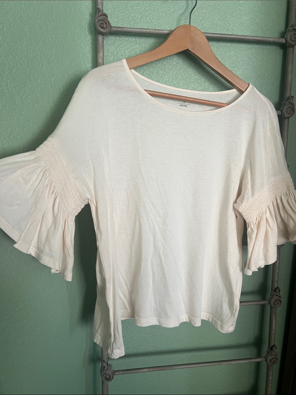 14th & Union Cream Ruffle Sleeve Short Sleeve Top